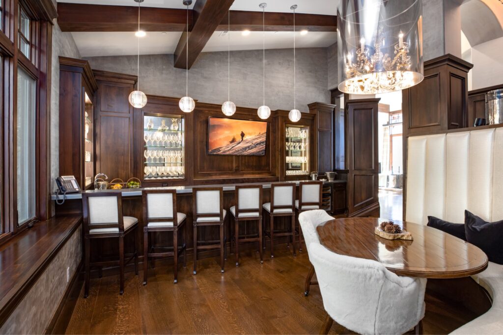 colony-white-pine-mountain-transitional-home-bar
