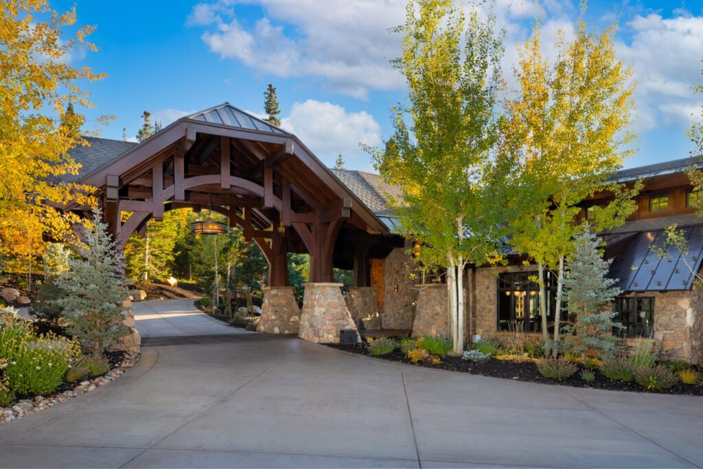 colony-white-pine-mountain-transitional-home-entrance