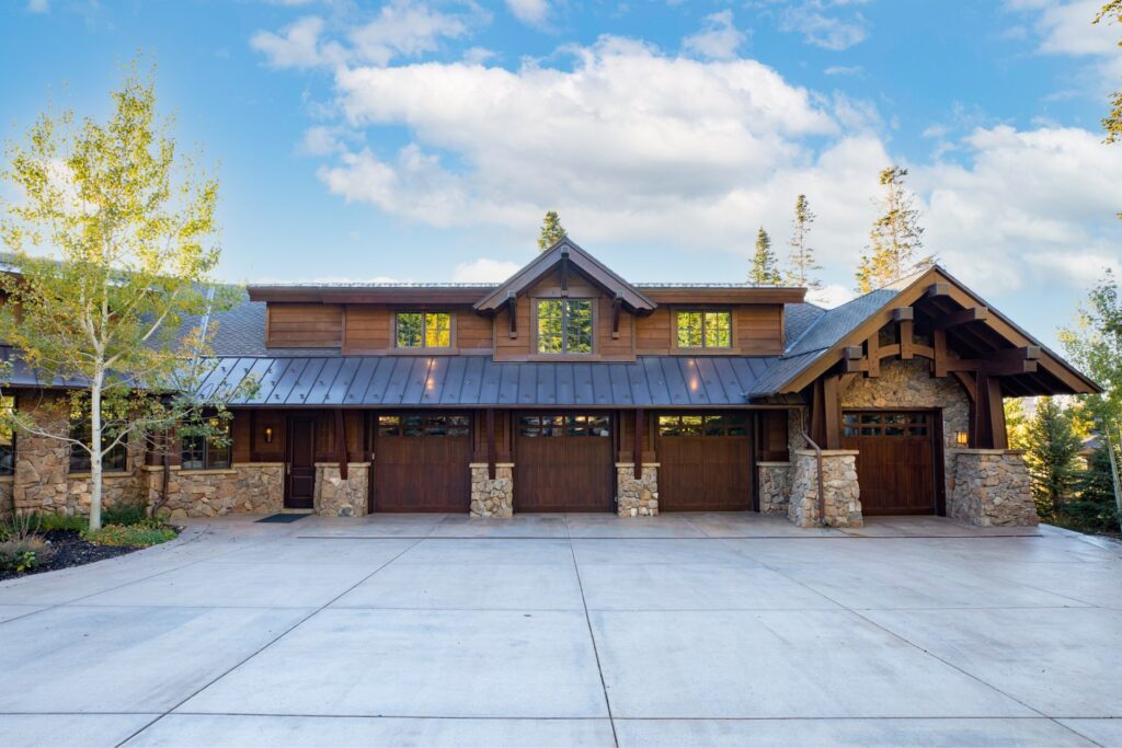 colony-white-pine-mountain-transitional-home-garage