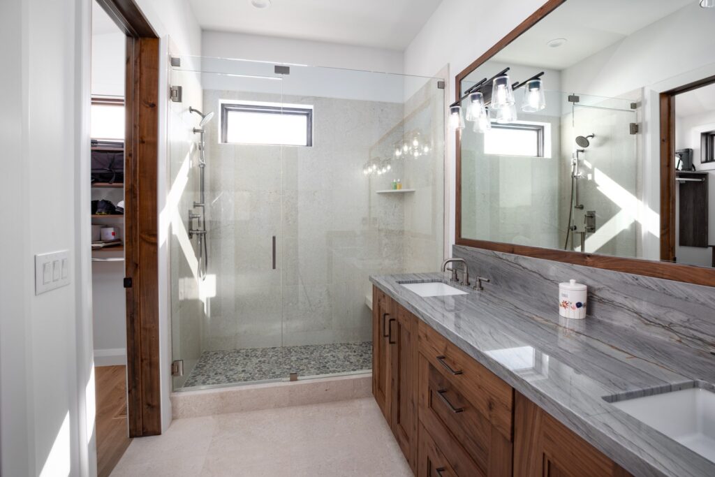 victory-ranch-contemporary-mountain-home-bathroom